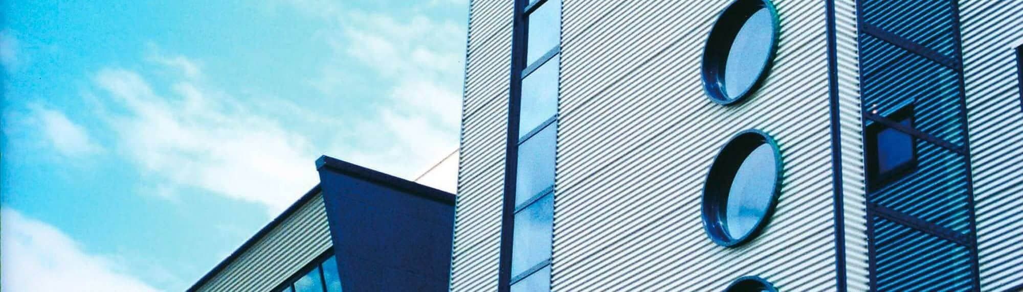 Metal facade construction