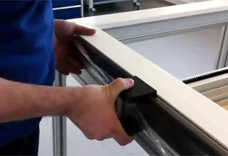 ISO-BLOCO ONE CONTROL – Werkstattmontage am Kunststofffenster