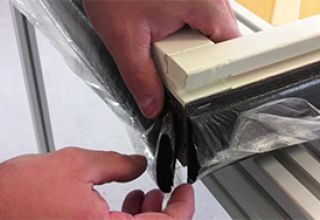 ISO-BLOCO ONE CONTROL – Werkstattmontage am Holzfenster